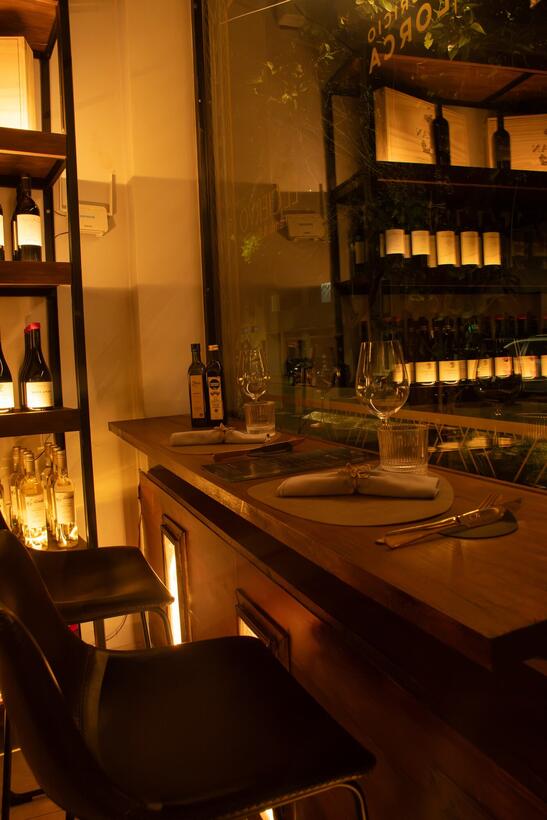 La barra iluminada con estantes de botellas