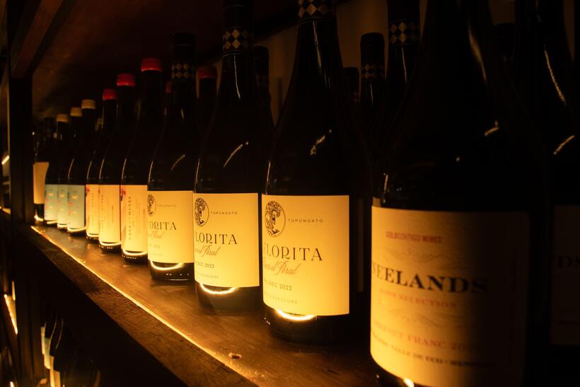 Botellas acostadas iluminadas en ámbar