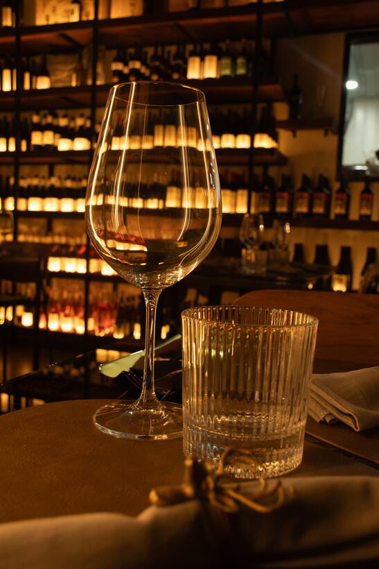 Copas sobre la mesa frente a la cava iluminada