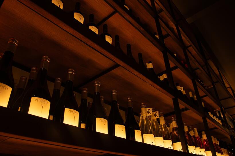 Estante de vinos tintos retroiluminado