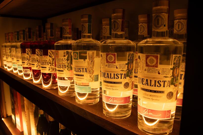 Botellas de gin iluminadas desde abajo