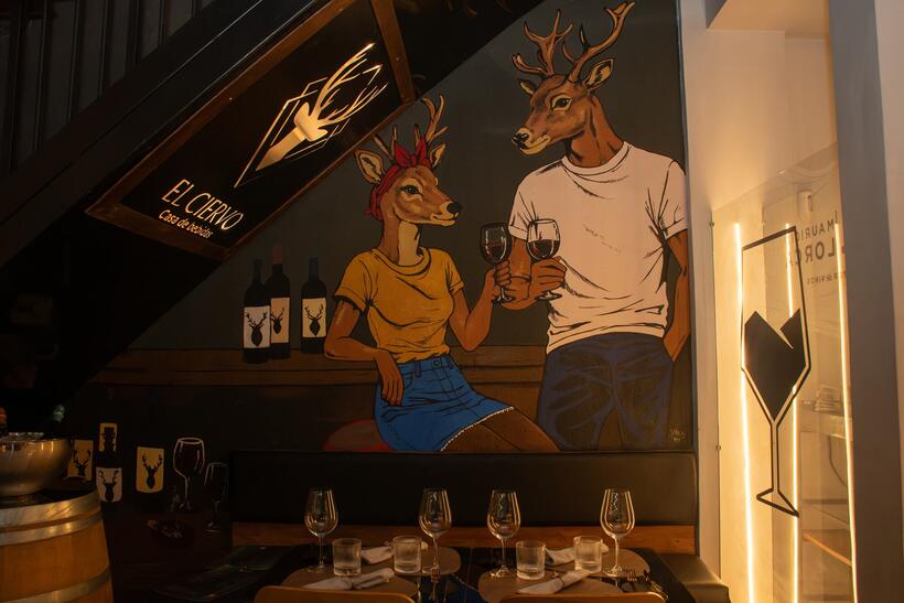 Mural de dos ciervos brindando