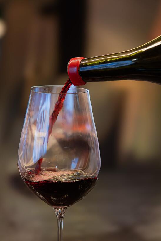 Se sirve vino tinto en una copa